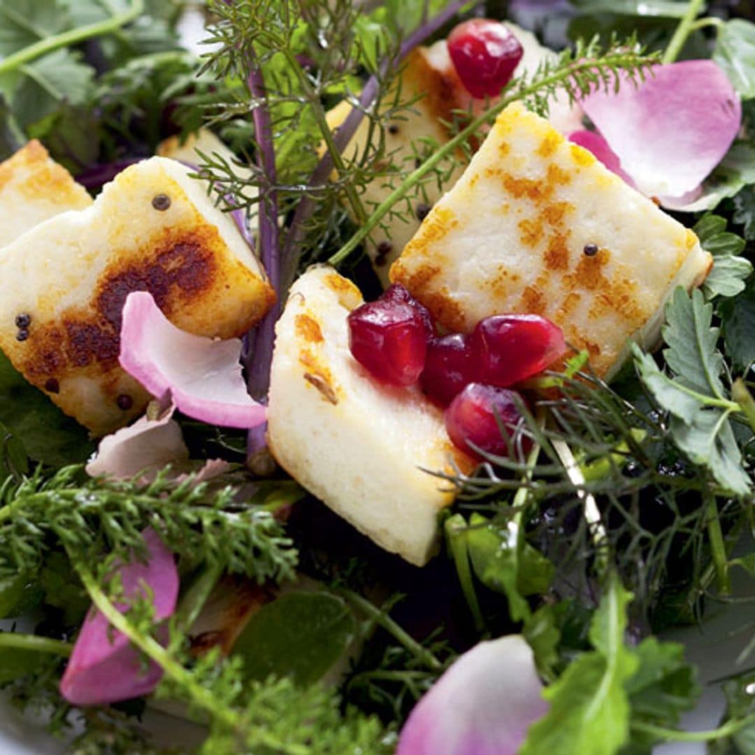 Ensalada con queso y pétalos de rosa