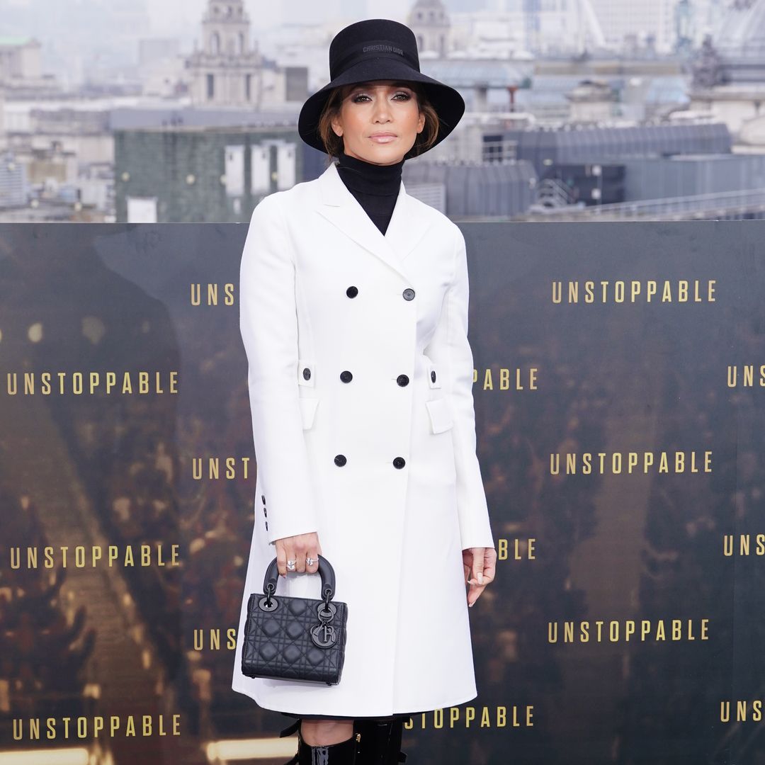 Jennifer Lopez sorprende con un 'look' retro en la promoción de 'Unstoppable' en Londres