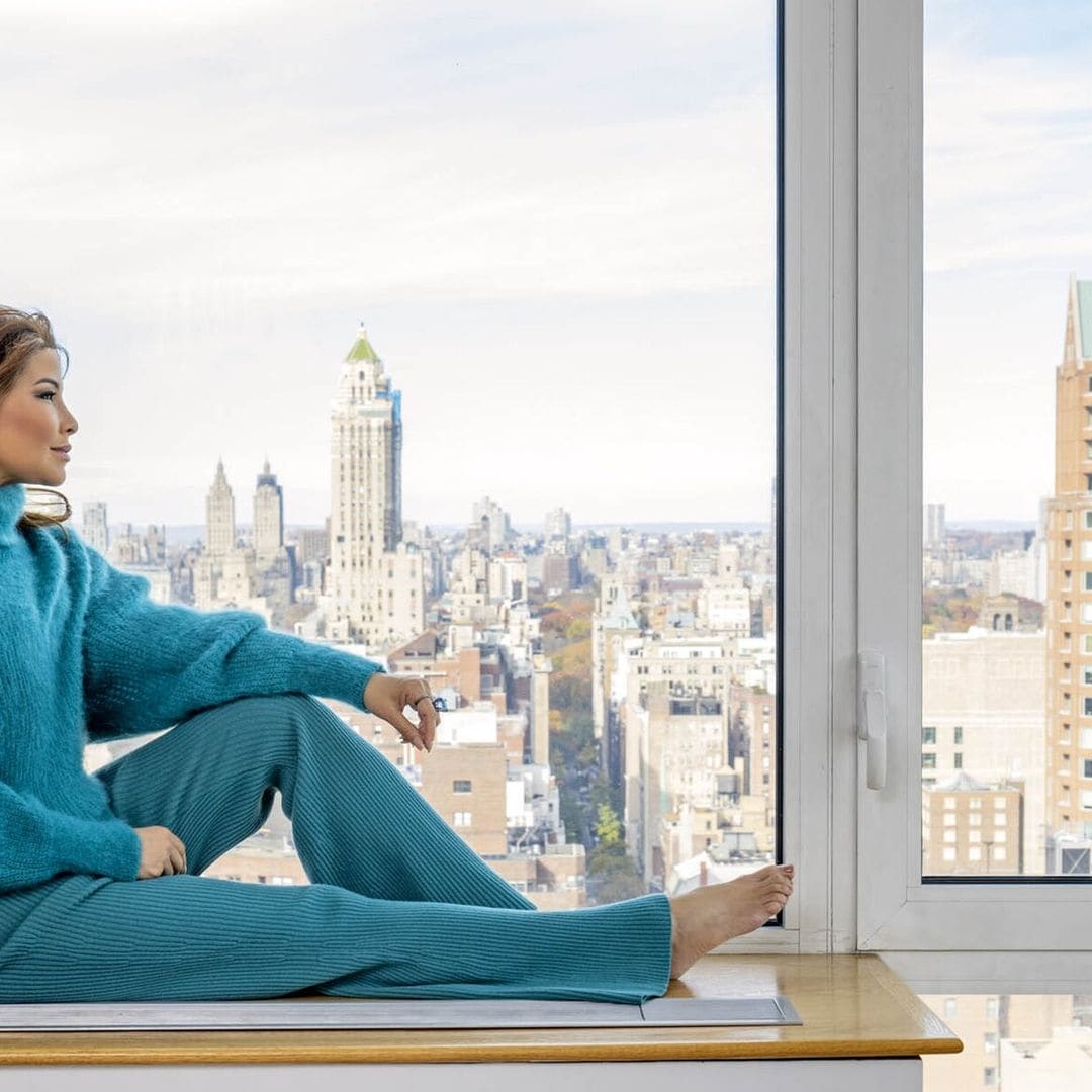 Lucy Doughty nos recibe en su casa de Nueva York, el apartamento con las vistas más espectaculares de los rascacielos de Manhattan