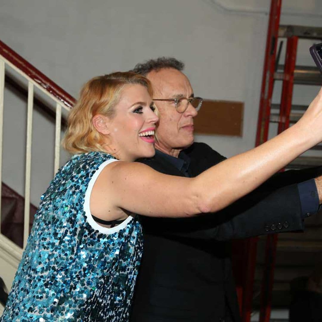 Tom Hanks y Busy Philipps: ¿quién es fan de quién?