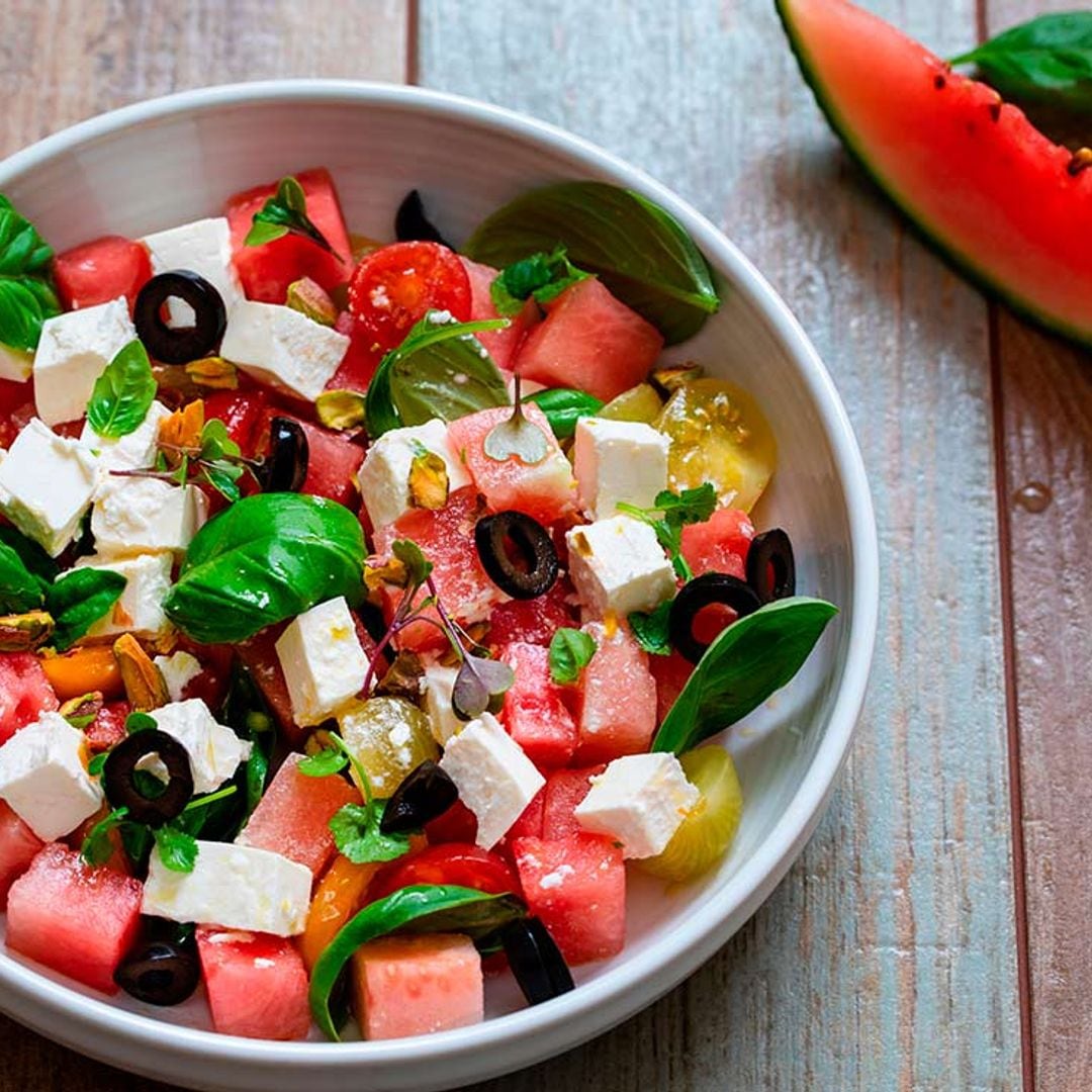 Ensalada de sandía, feta y aceitunas negras