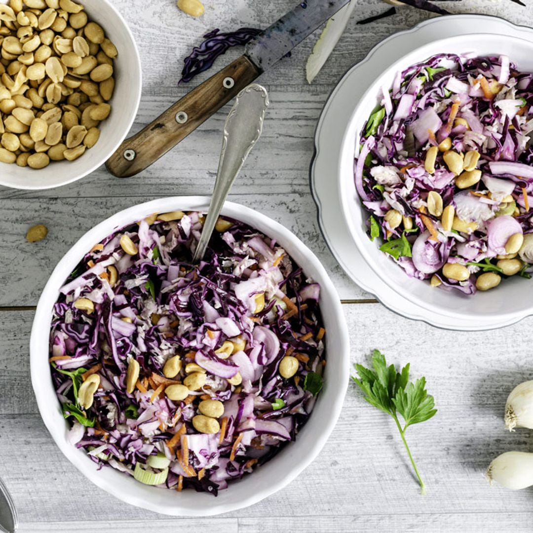 Ensalada 'morada' con cacahuetes