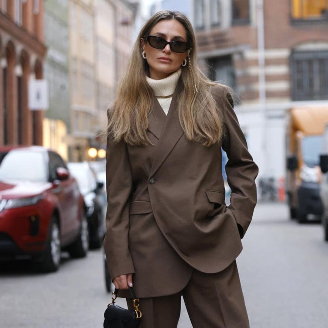 Traje y jersey de cuello alto: el look de trabajo que reutilizarás el fin de semana 😎