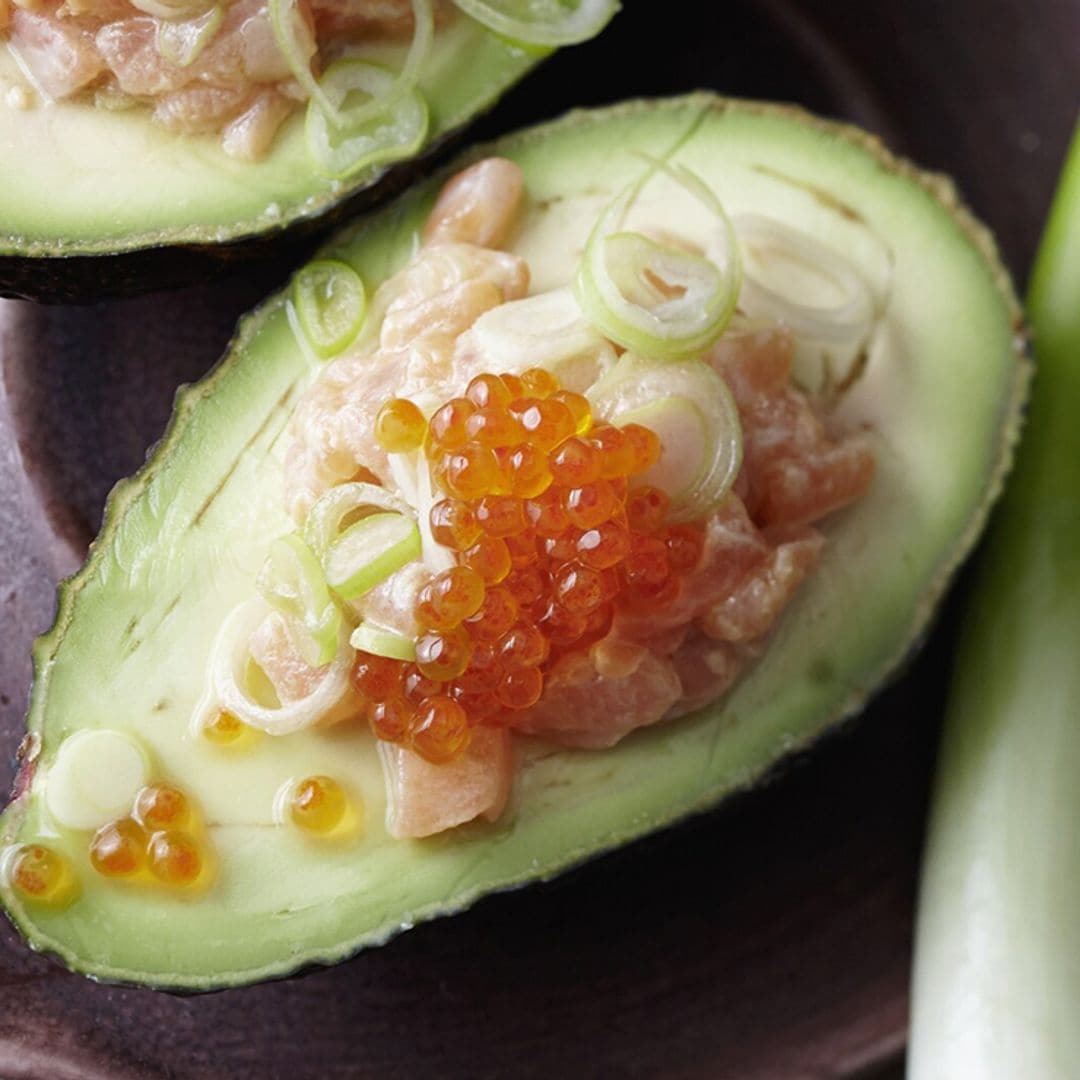 Aguacate relleno de tartar de salmón con sus huevas