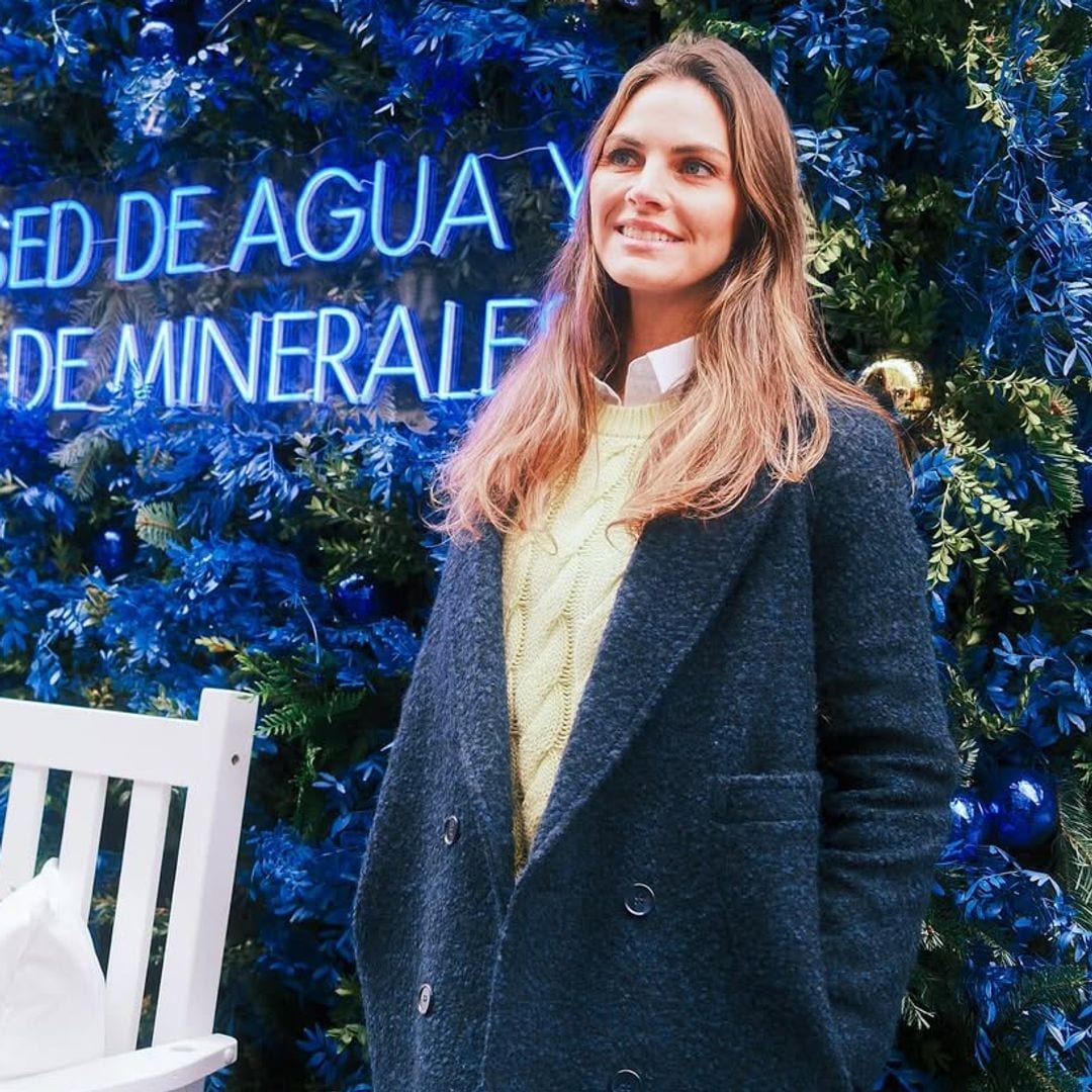 El look cómodo de Amaia Salamanca para un paseo por Madrid: pantalones anchos y jersey de ochos