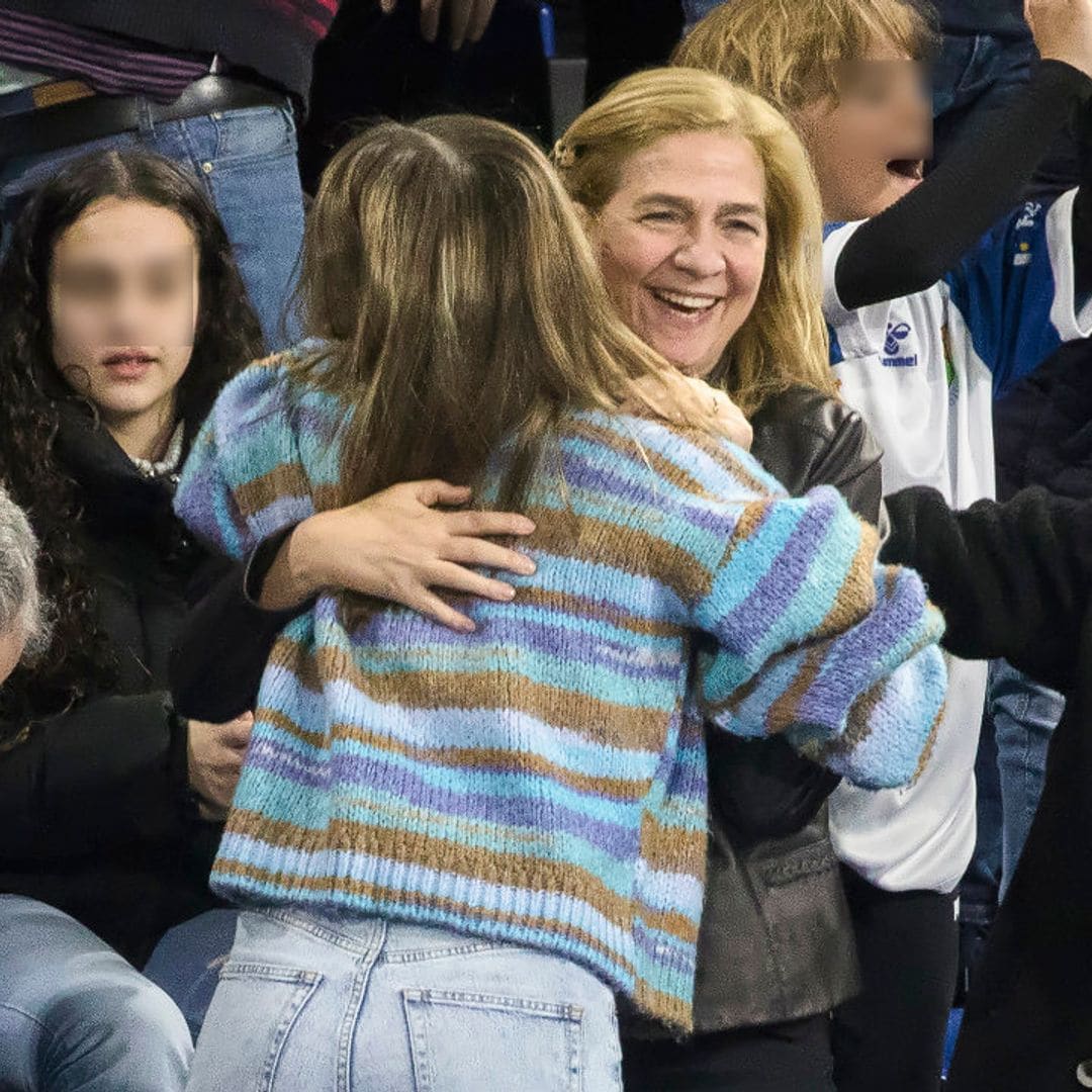 La infanta Cristina y Johanna Zott, entre abrazos y saltos, animando a Pablo