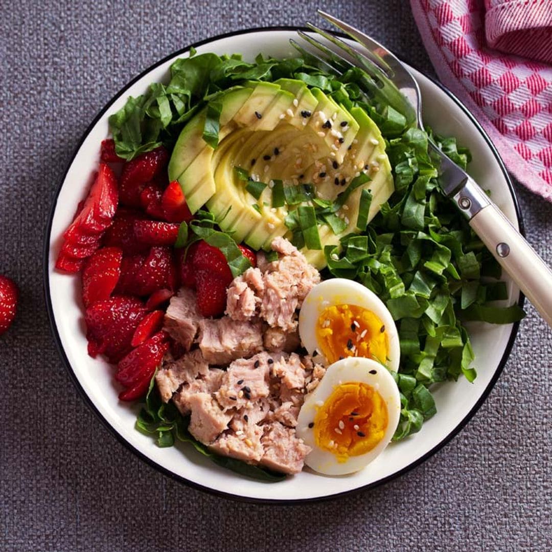 Ensalada de espinacas, atún, fresas, aguacate y huevo