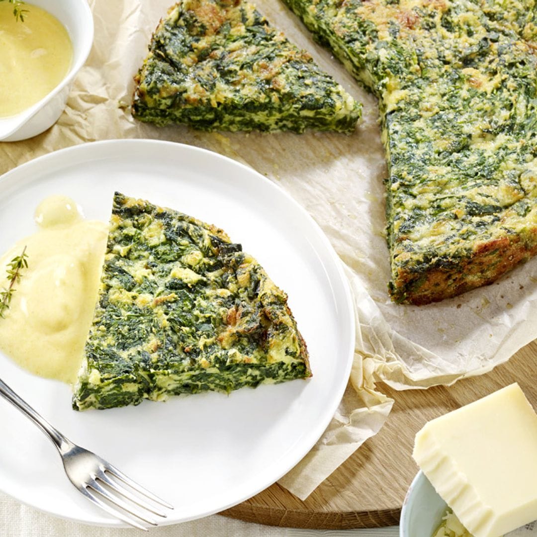 Pastel de espinacas y queso Gruyère con salsa de cúrcuma