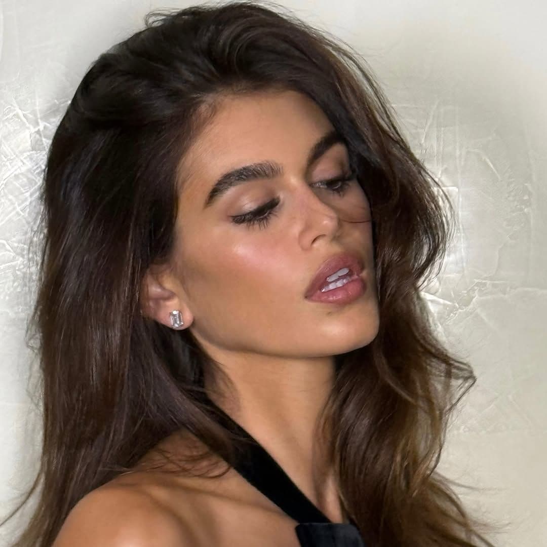 Kaia Gerber se rinde al peinado de fiesta 'blowout' de las mujeres elegantes