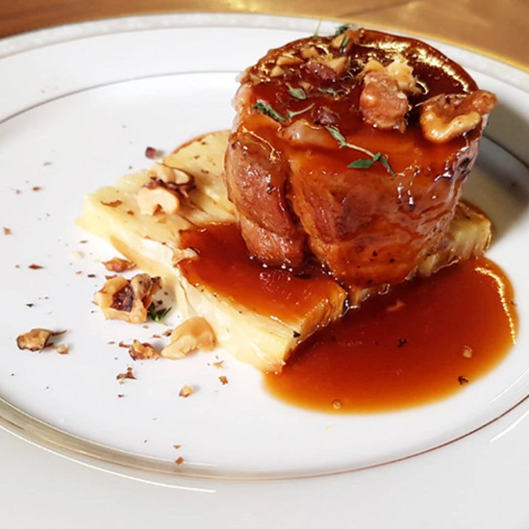 Paletilla de cordero rellena con guarnición de milhojas de apionabo