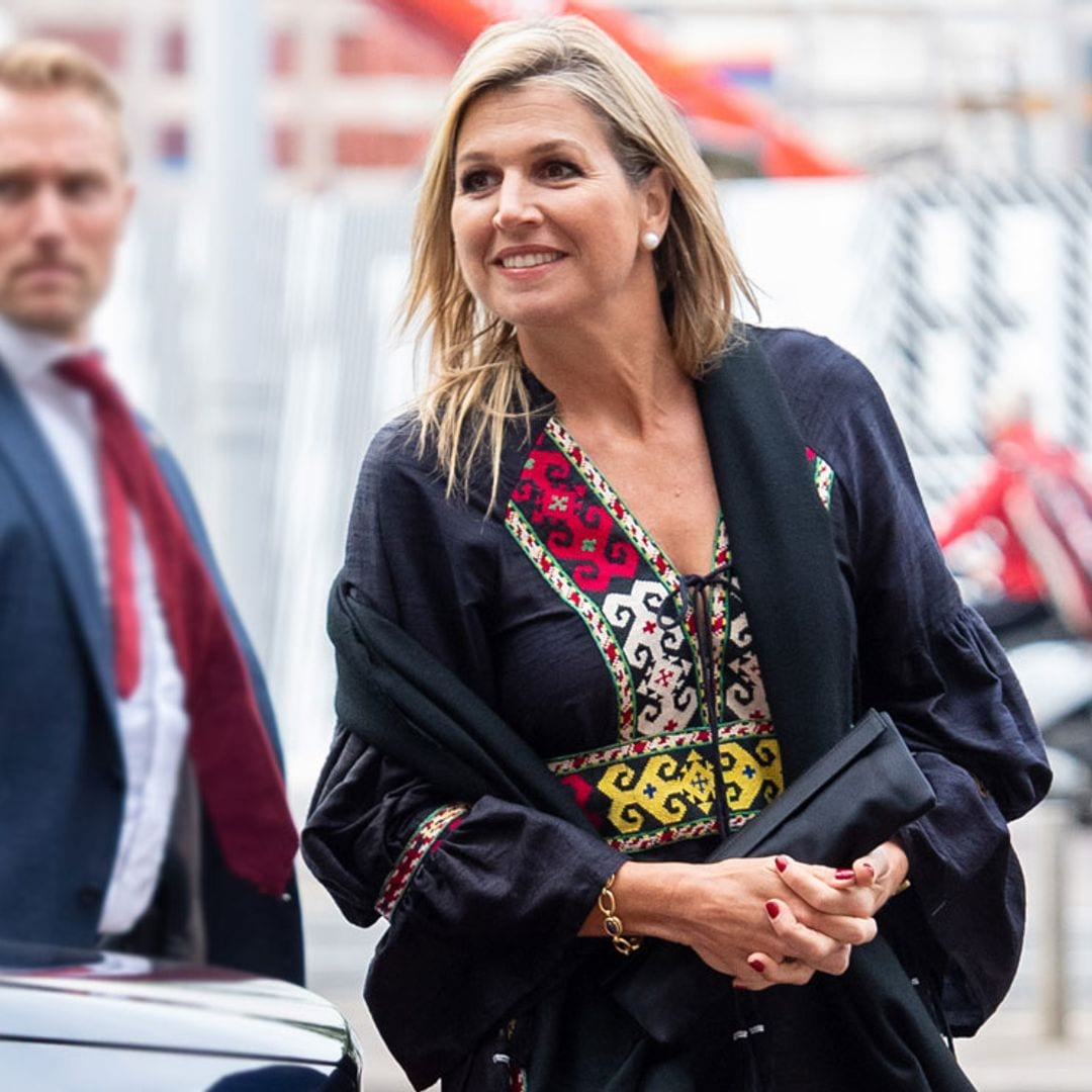 El atípico look de Máxima para ir al teatro: vestido étnico y sandalias de plataforma