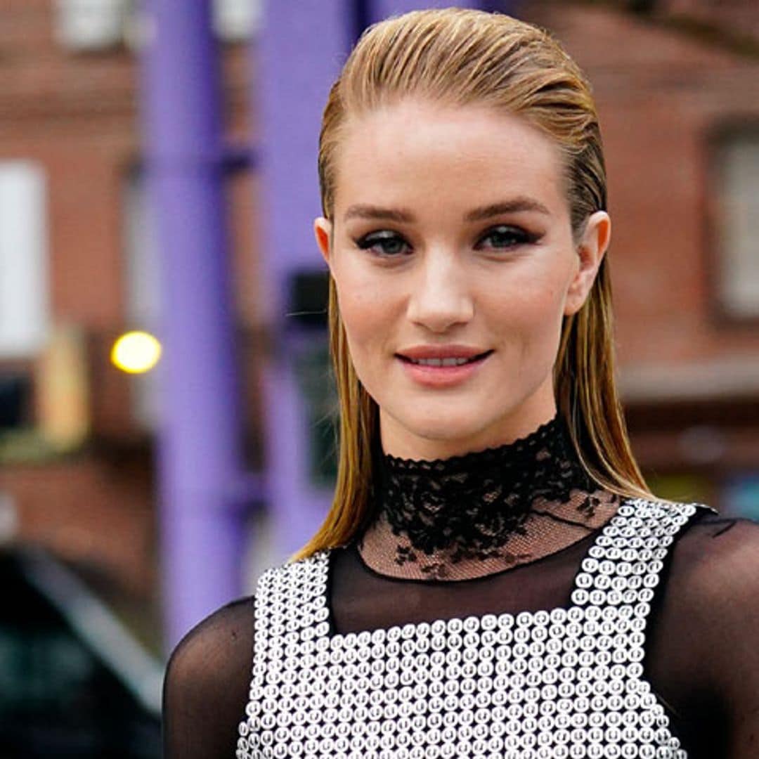 El mini vestido de fiesta de Rosie Huntington, la versión 2018 del gesto que reinó en los 90