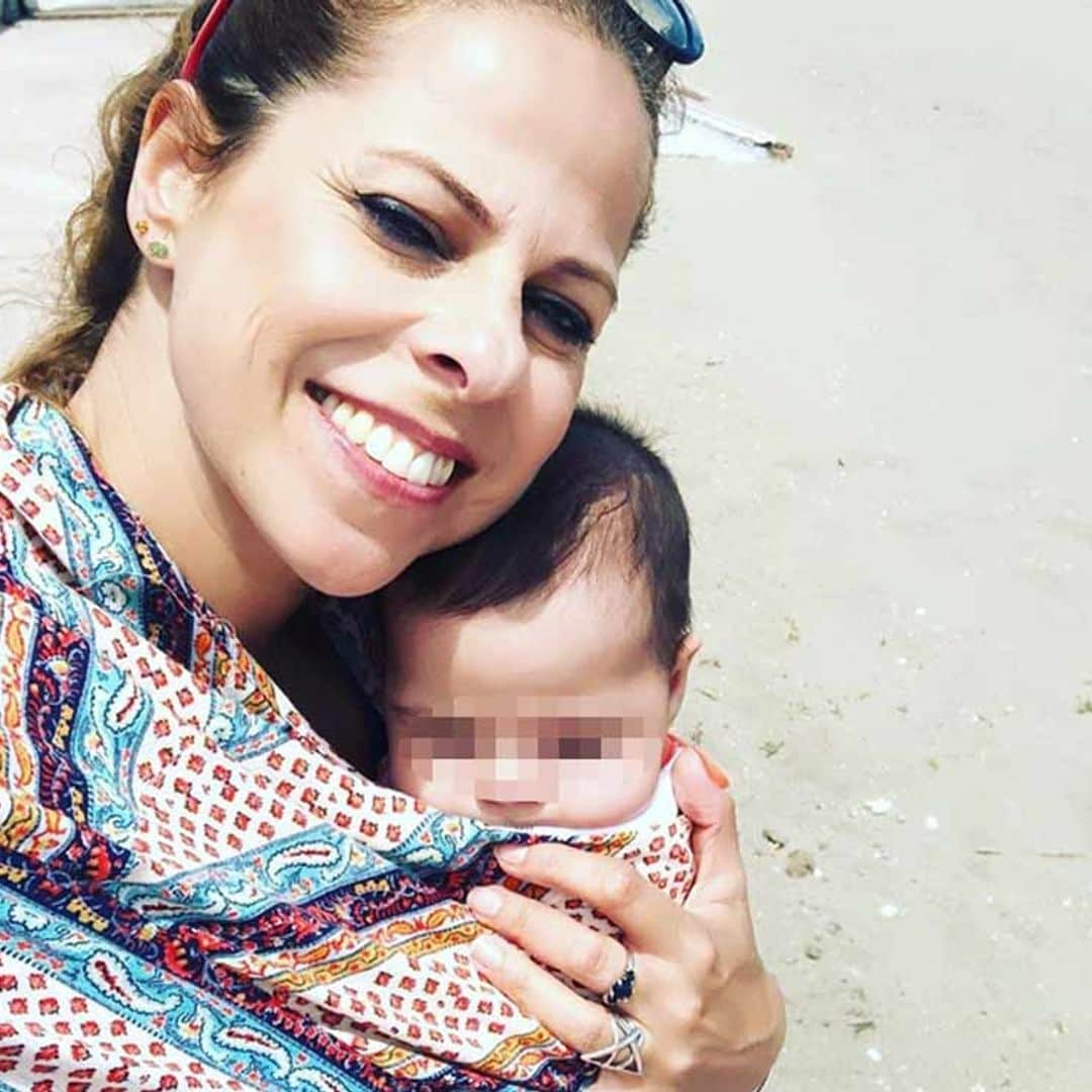 Pastora Soler lleva por primera vez a la playa a la pequeña Vega