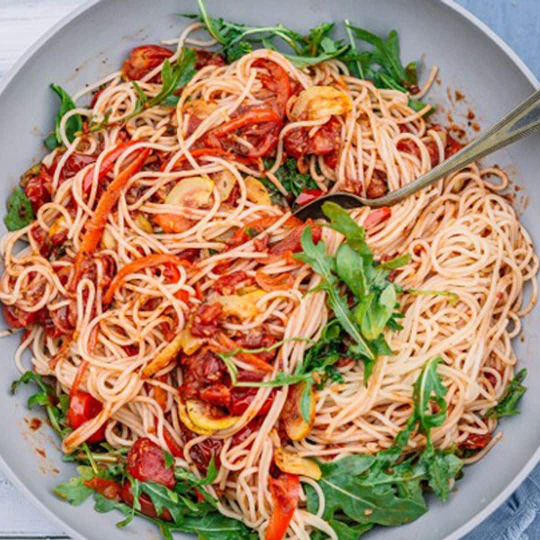 Espaguetis con rúcula, pimiento, tomate y calabacín