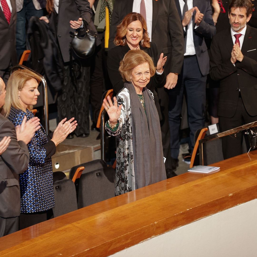 La ovación a la reina Sofía y su reencuentro con Gustavo Dudamel en el concierto por las víctimas de la DANA