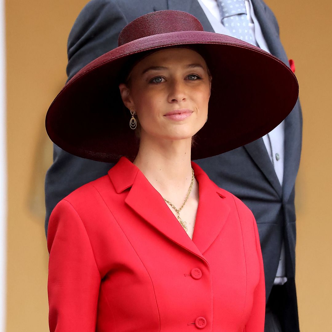 Todas las veces en las que Beatrice Borromeo ha sido la invitada perfecta vistiendo de rojo