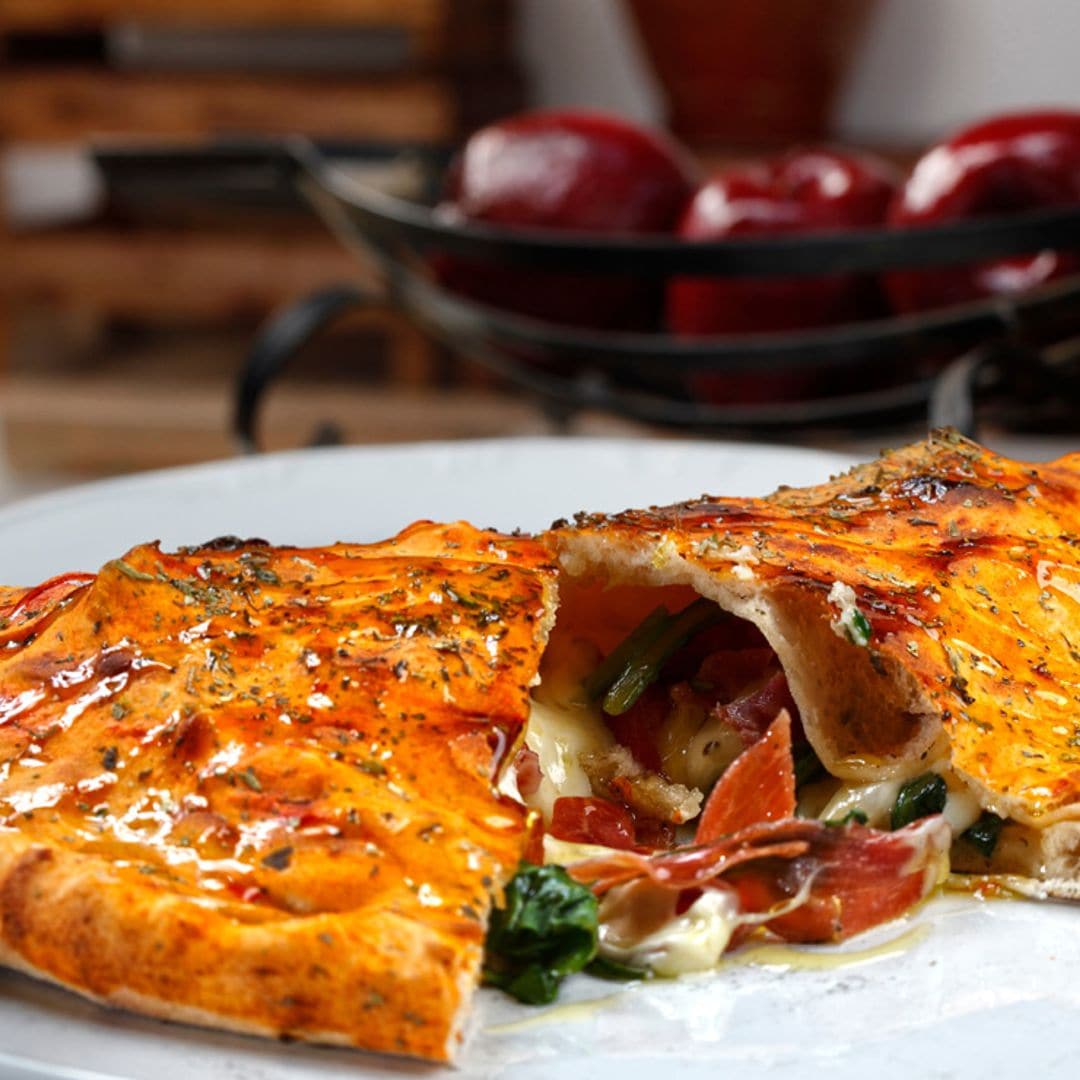 'Pizza calzone' rellena de verduras y jamón serrano