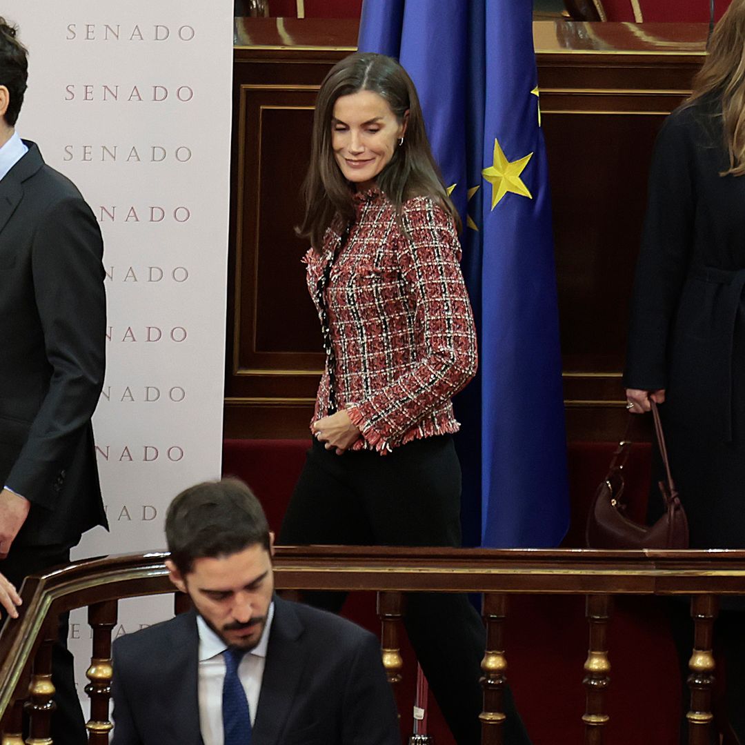  Reina Letizia look Madrid abrigo negro chaqueta tweed