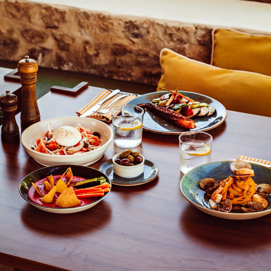 Durante tu estancia, no puedes dejar de visitar La Mesa d’Es Vedrà, Los Olivos y La Mirada, tres restaurantes rodeados de naturaleza que nos invitan a disfrutar de una selección de platos inspirados en la cocina mediterránea e internacional, con un enfoque en ingredientes frescos y locales.
