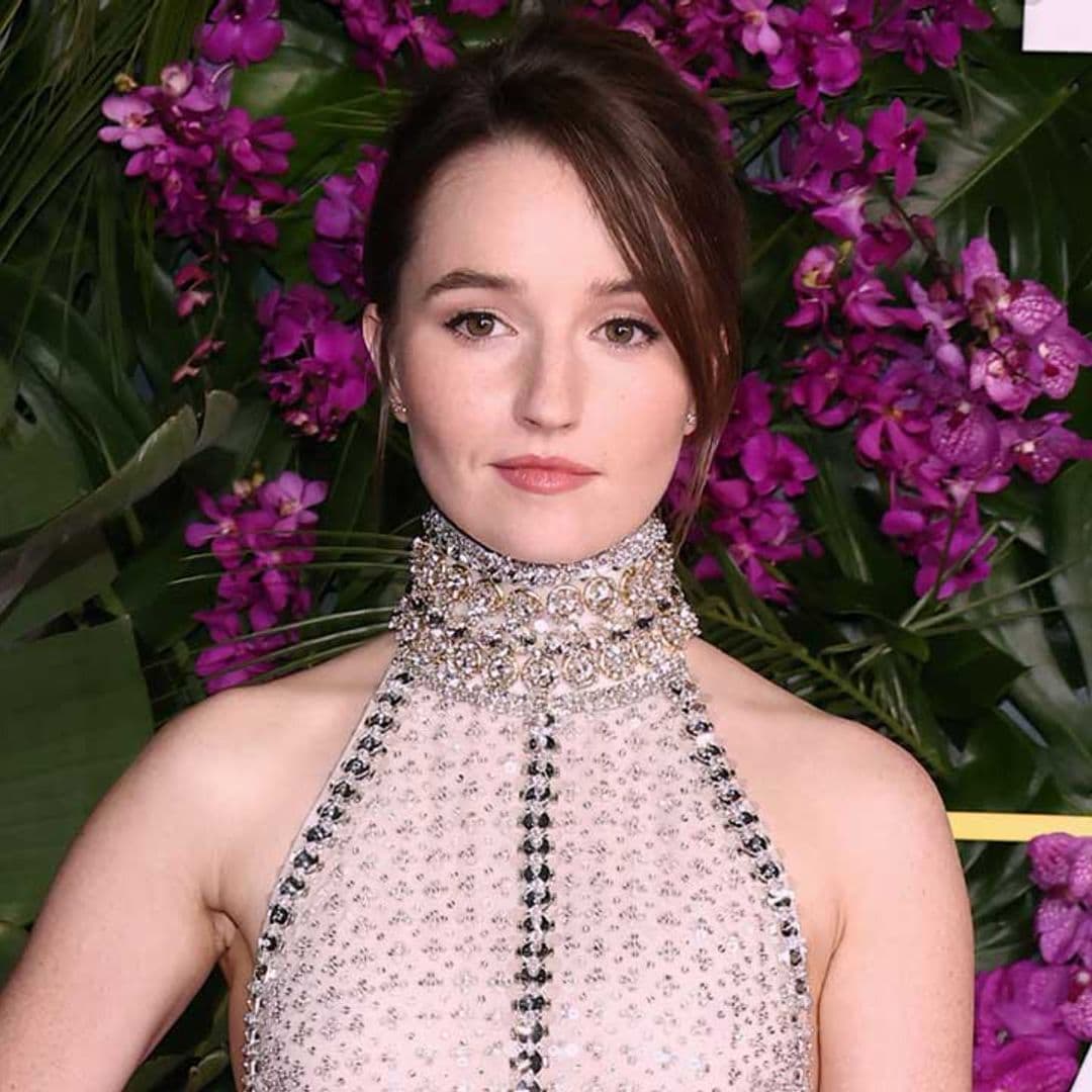 El look de Kaitlyn Dever, la actriz que triunfa junto a Julia Roberts en la comedia romántica de moda