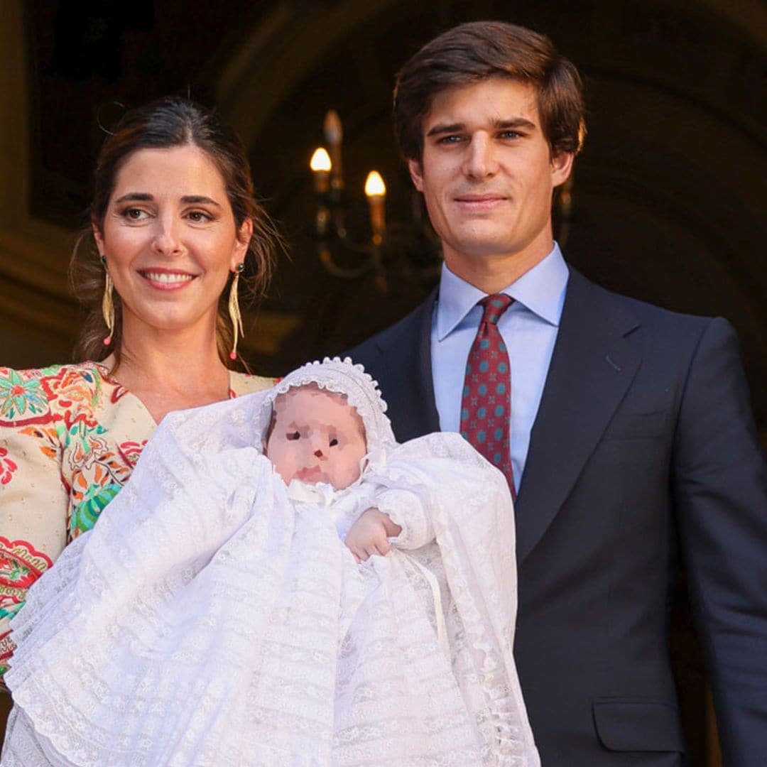 Sencillez y elegancia, las claves del look de Belén Corsini en el bautizo de su hijo Carlos