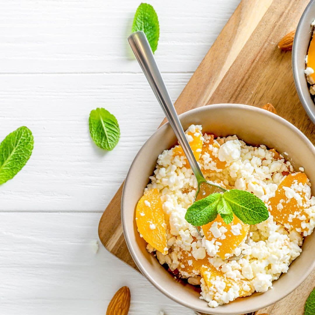 'Bowl' de melocotón con ricotta y almendras