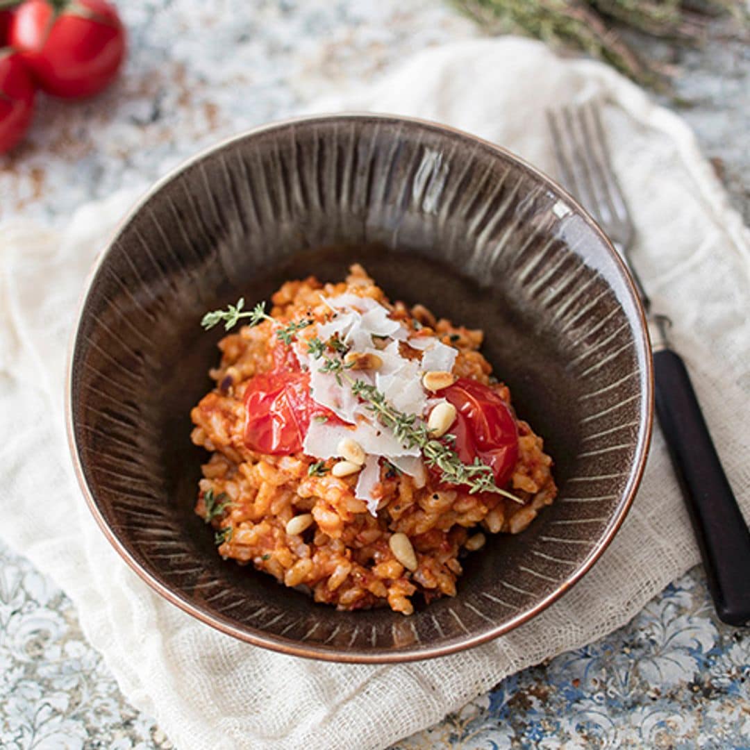 'Risotto' rojo de tomate con piñones y parmesano