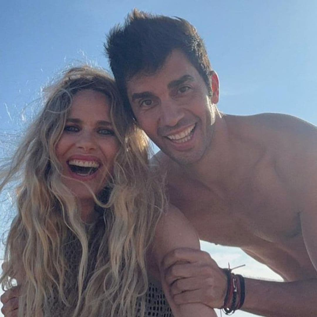 Vanesa Romero y Santi Burgoa presumen de amor en la playa en su primer verano juntos