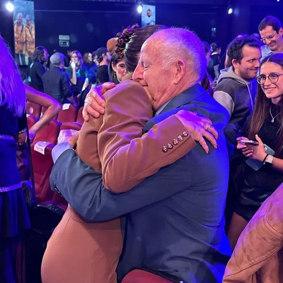 El emotivo abrazo de Laura Escanes con su abuelo en su gran noche