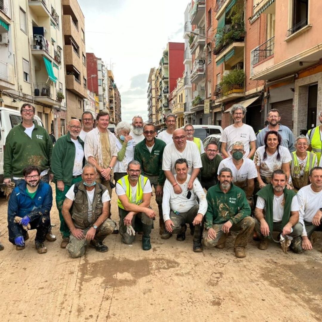 El duque de Calabria, primo del rey Felipe, se enfunda las botas para ayudar a los afectados por la DANA en Valencia