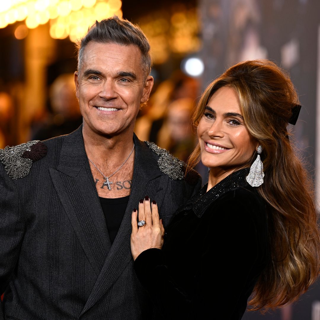 Robbie Williams, de estreno arropado por su mujer y su exnovia tras el doloroso testimonio sobre la enfermedad de sus padres