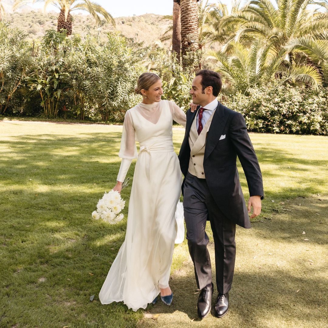 El elegante vestido de novia '2 en 1' y con fajín de Adriana en su boda en Marbella