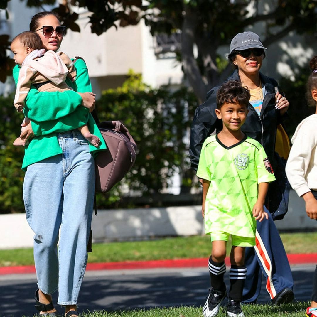 Chrissy Teigen, una supermamá de cuatro niños que presume de familia numerosa por Beverly Hills