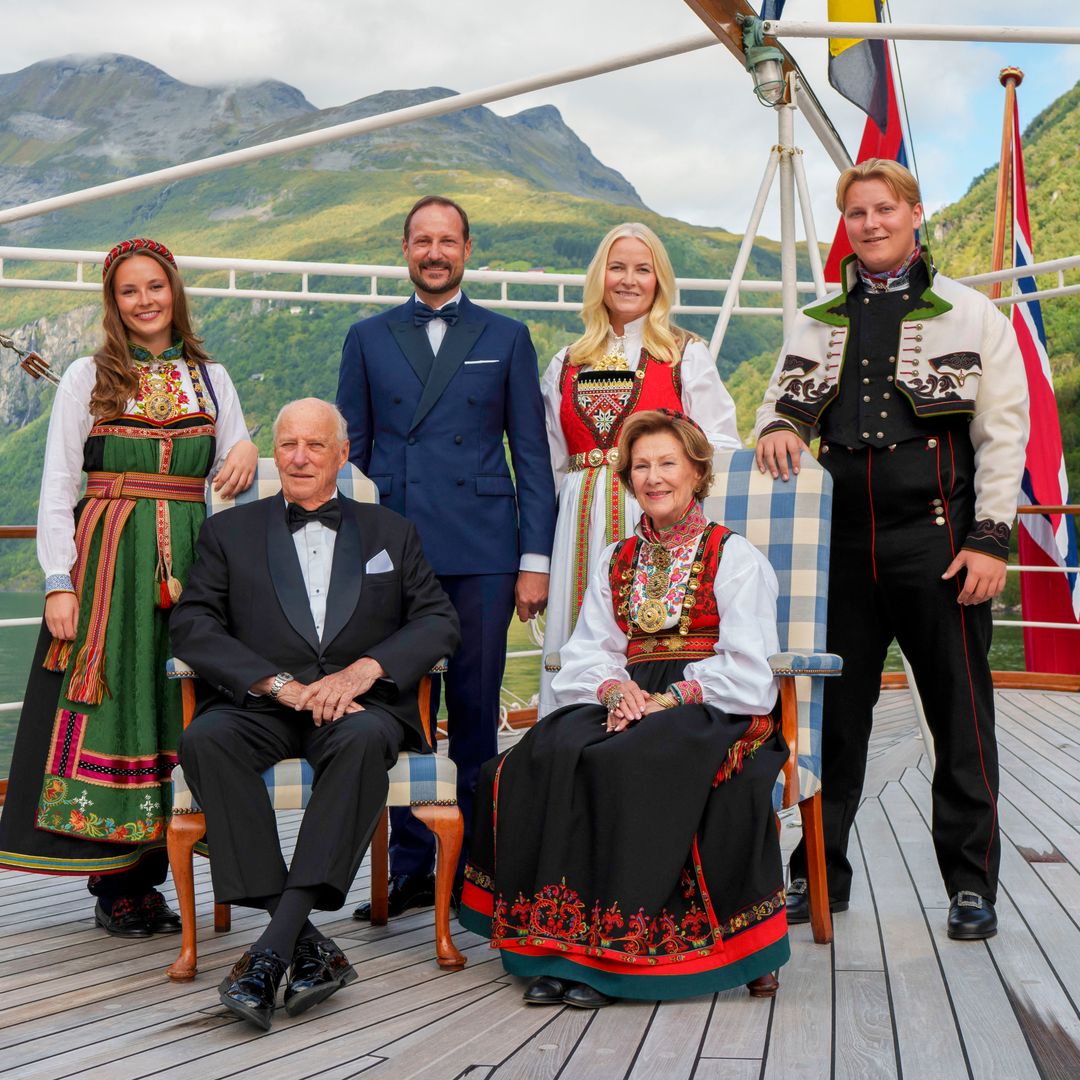 La Familia Real de Noruega acude a la boda de Marta Luisa con sus trajes regionales de gala