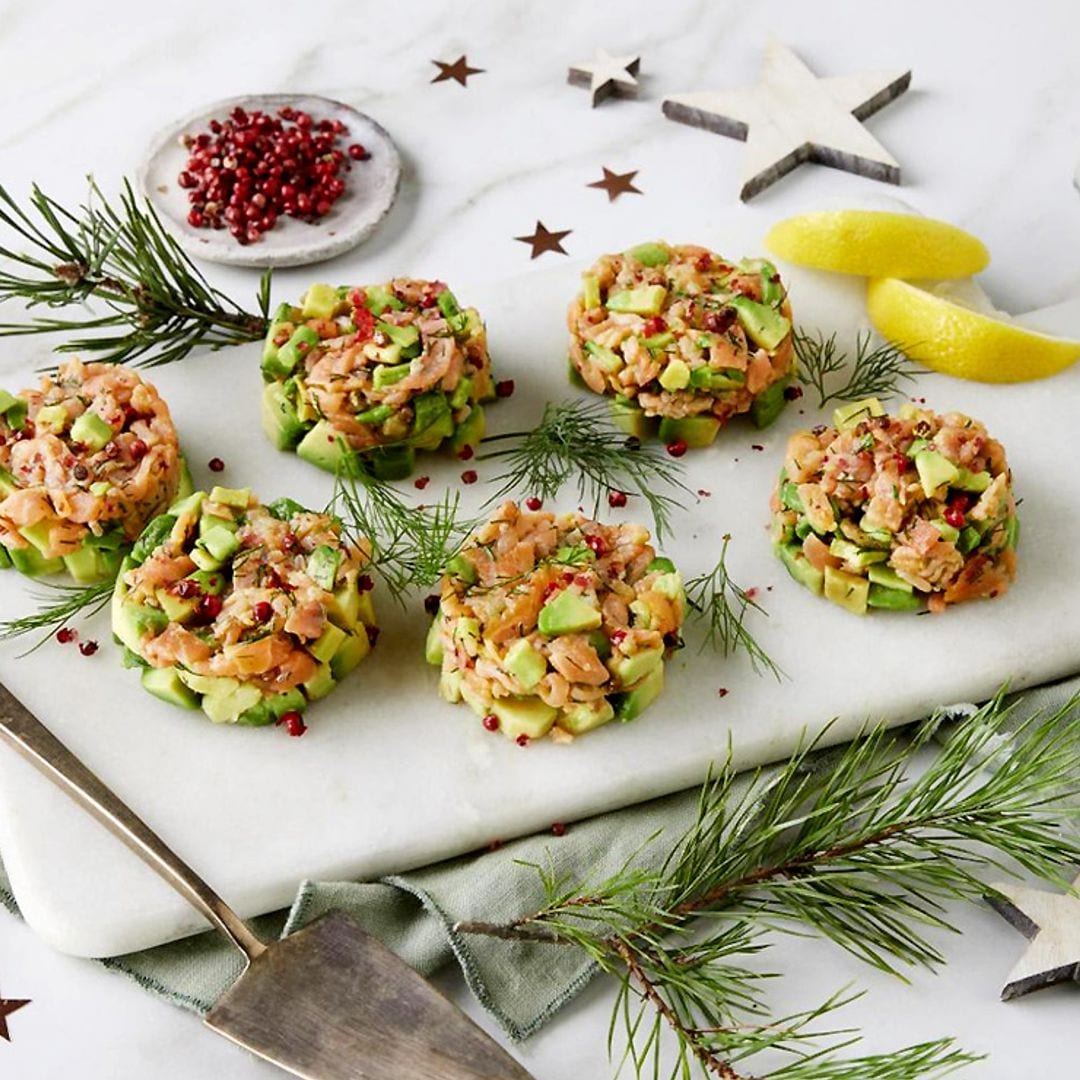 Tartar de salmón con aguacate y pimienta rosa