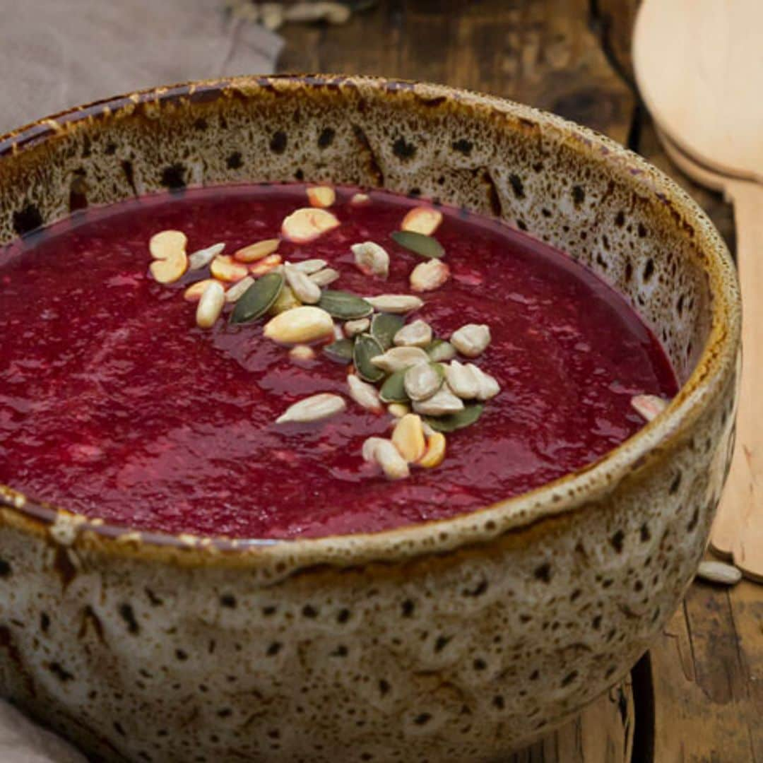 Crema de remolacha con pipas y cacahuetes