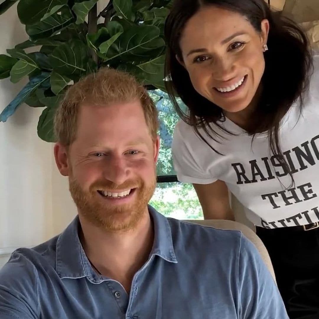 El look más tierno de Meghan: su camiseta a juego con un body del pequeño Archie