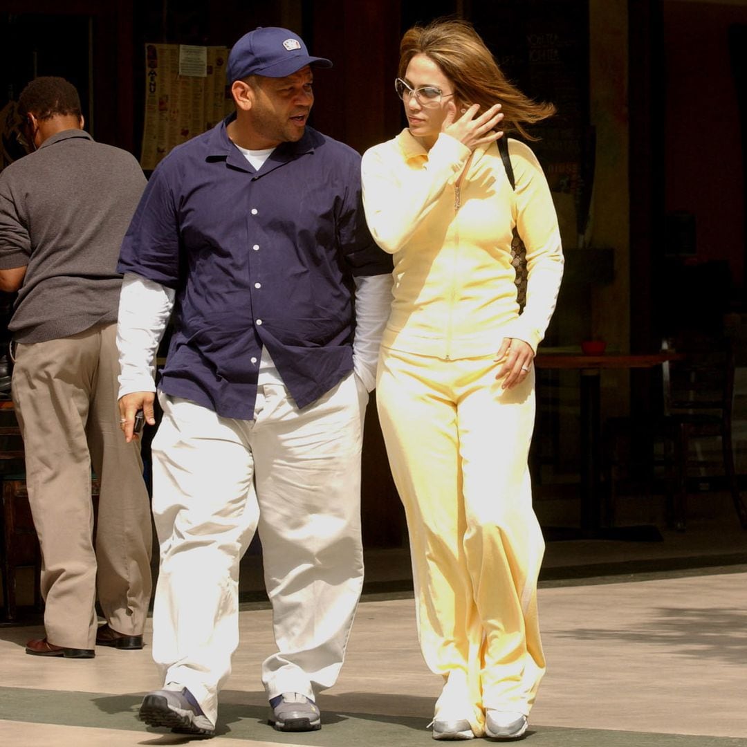 Jennifer Lopez y Benny Medina paseando por Los Ángeles en marzo de 2002