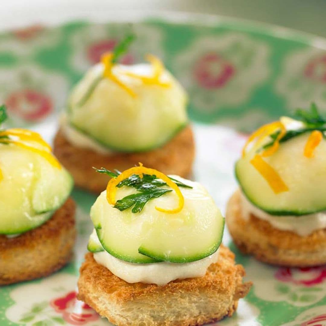 Mini tostas de brandada de bacalao con calabacín