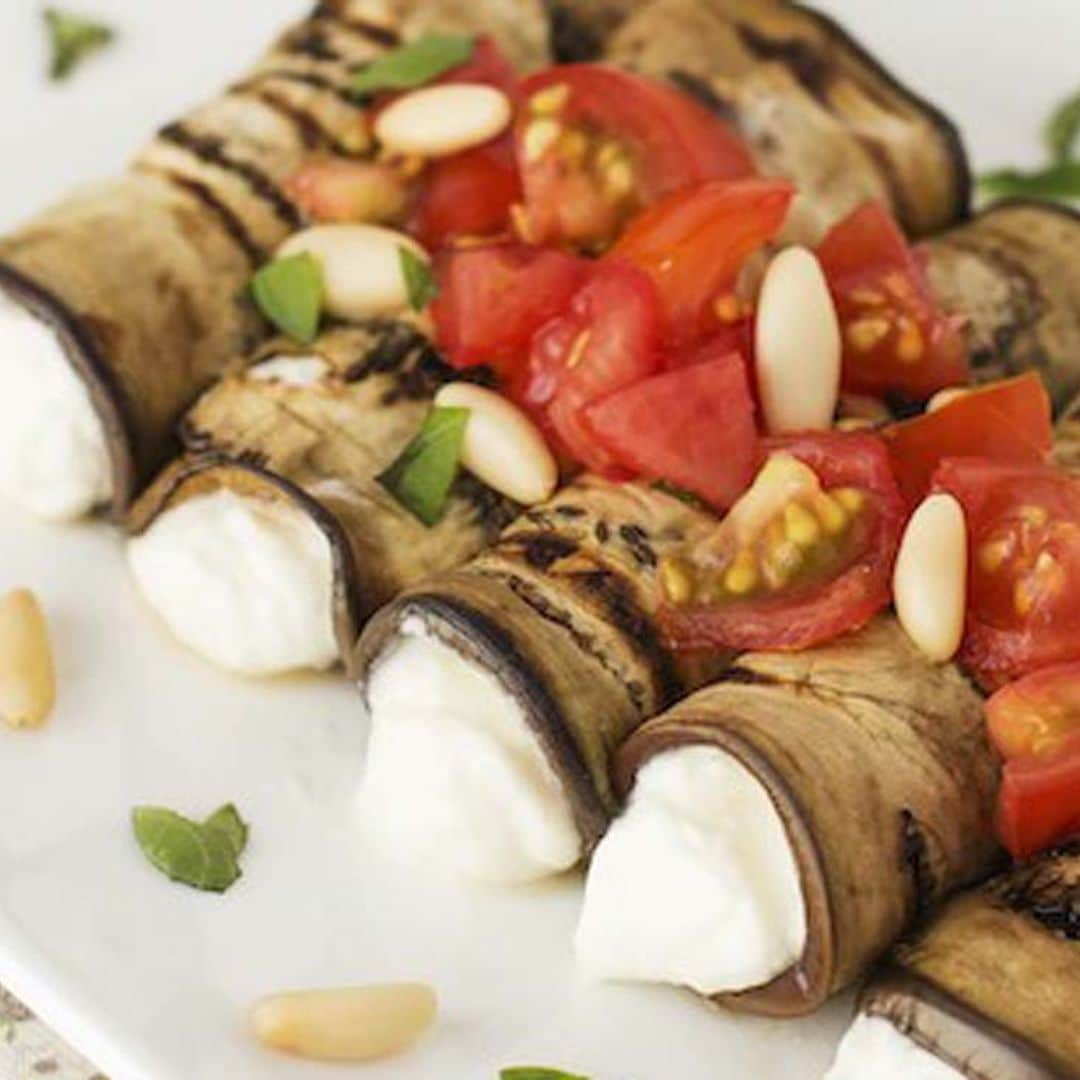 Rollitos de berenjena con 'ricotta', tomate y piñones