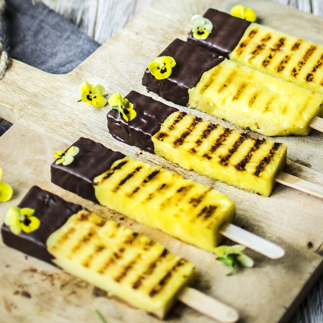 'Polos' de piña a la brasa con chocolate