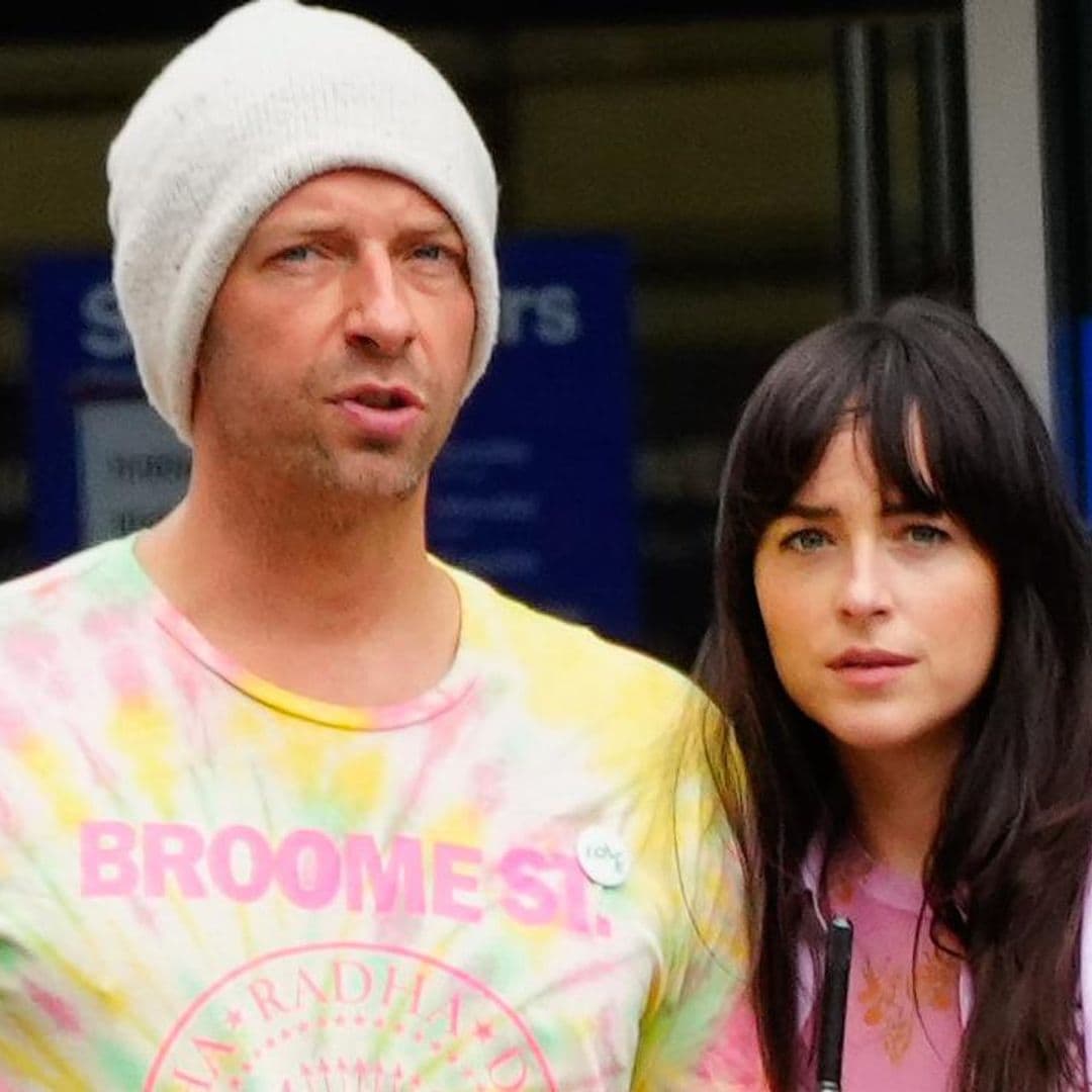 Chris Martin y Dakota Johnson obtienen una orden de restricción contra una acosadora