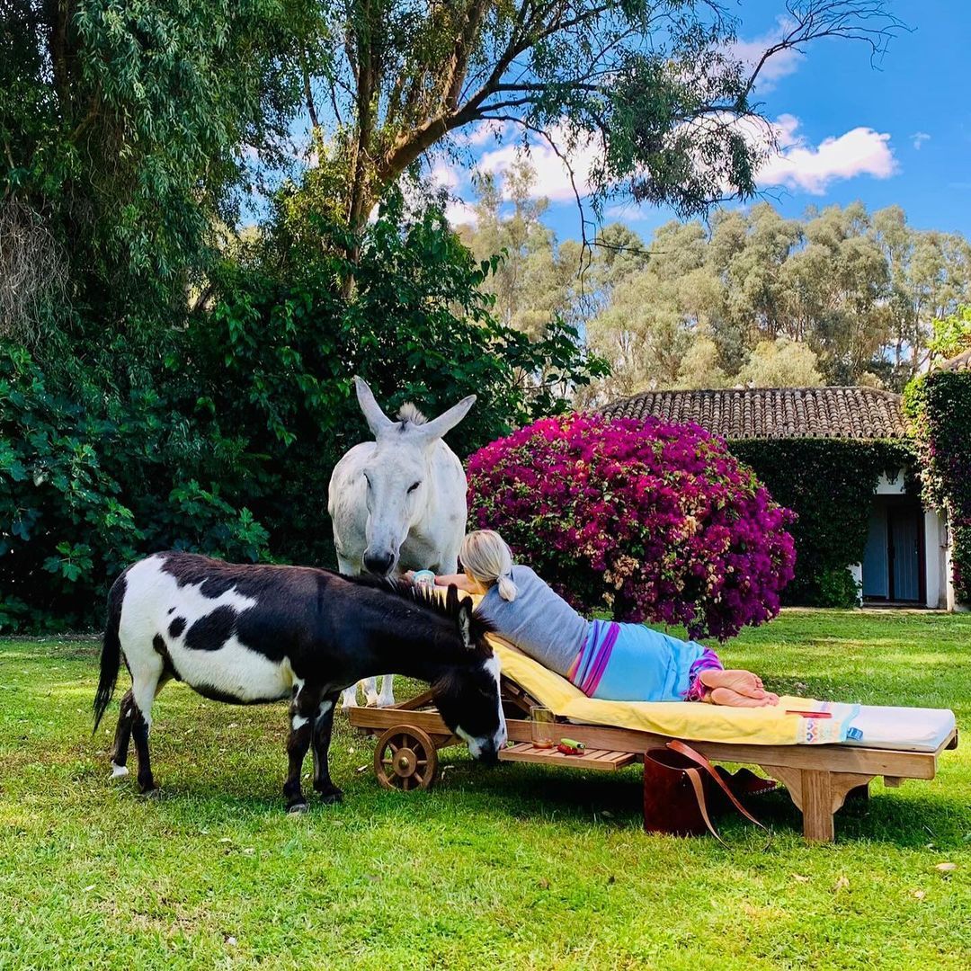 La bonita historia que esconden las fotos de Eugenia Martínez de Irujo con sus burros Benjamín y López