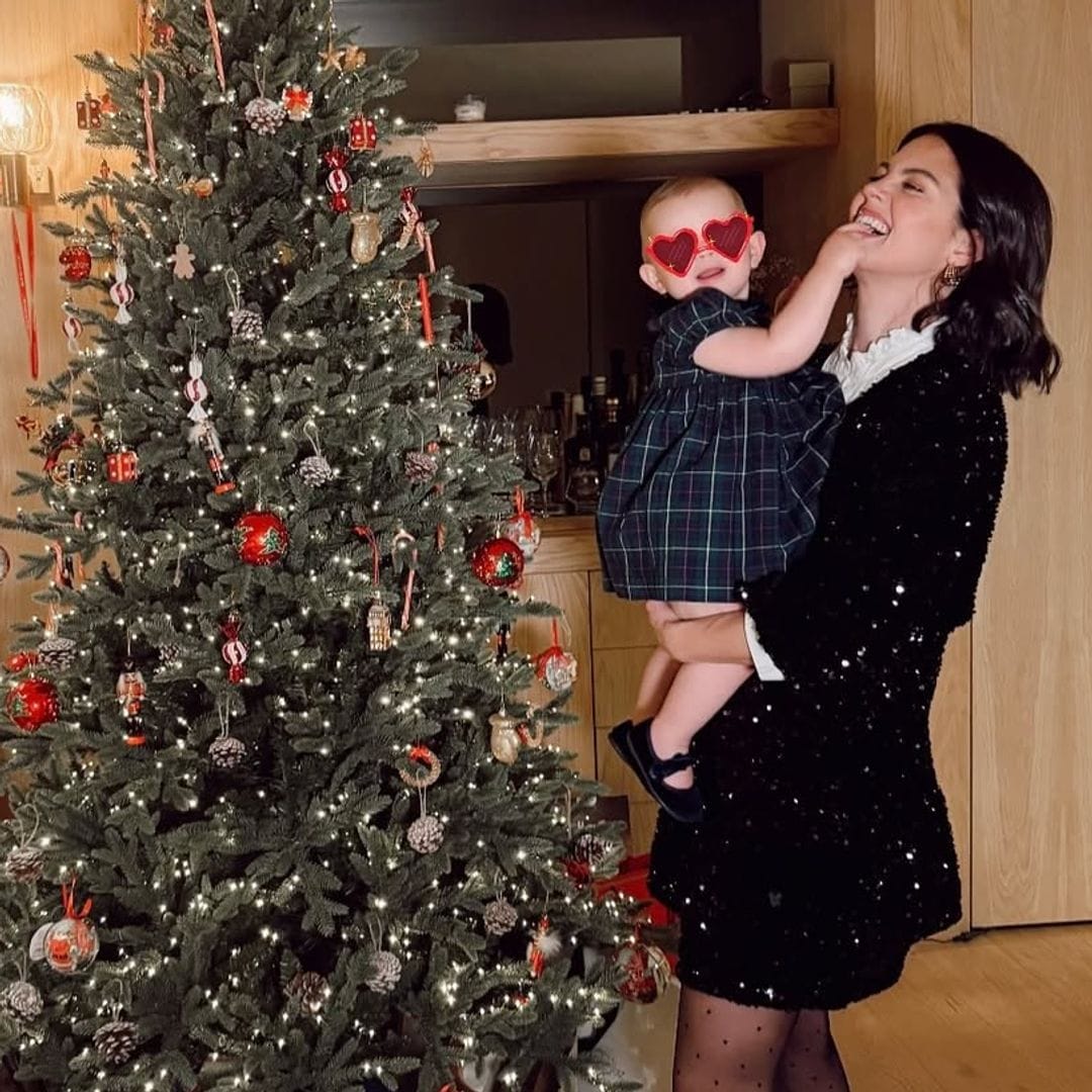 Isabelle Junot abre el álbum de fotos de su Navidad en familia, derrochando elegancia con un minivestido negro de lentejuelas