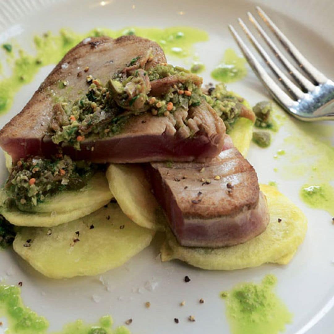 Atún sellado con salsa verde y patatas