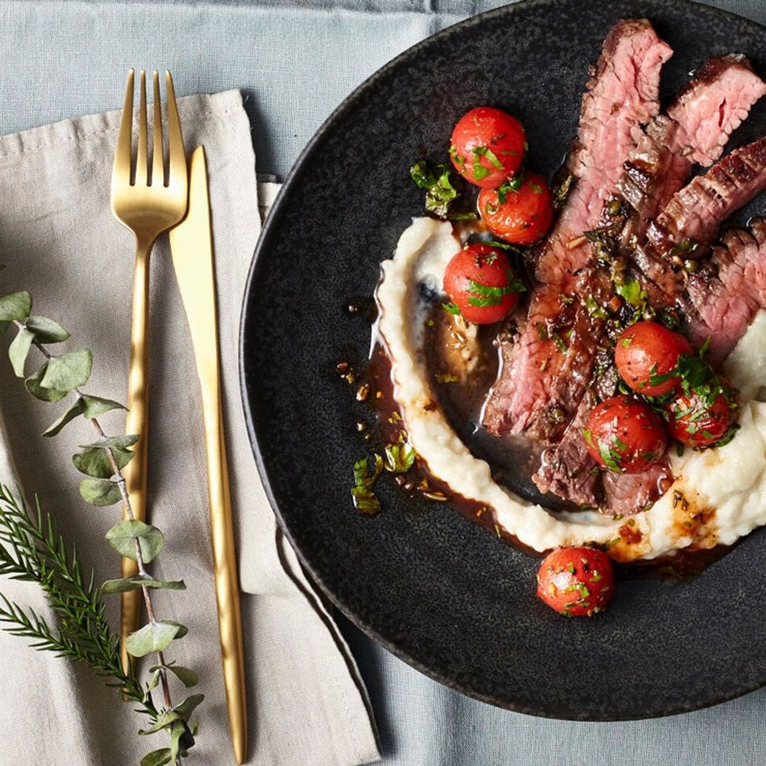 Carne a la parrilla con crema de alcachofas y tomates cherry