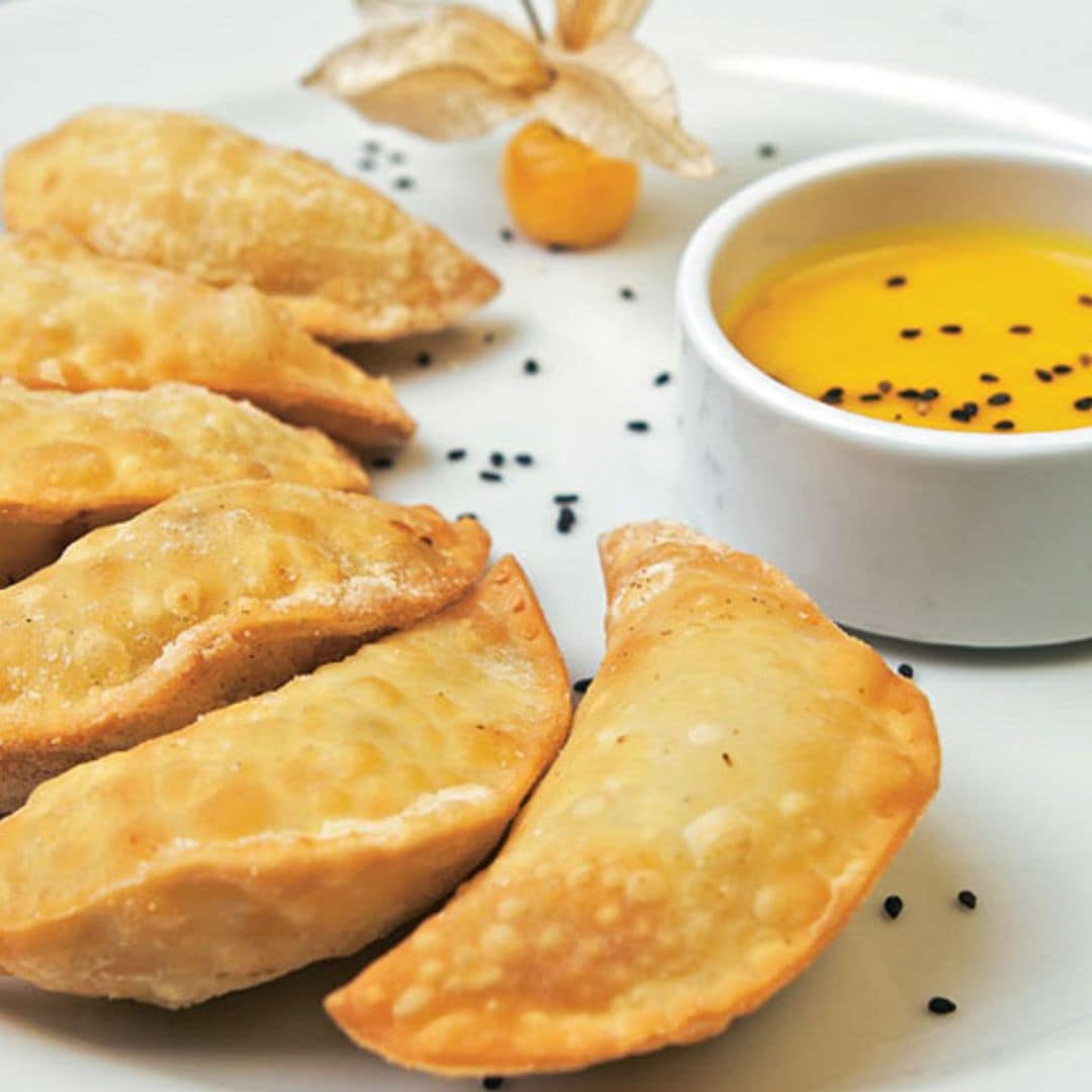 Empanadillas de pollo y piña con mayonesa de alquequenje