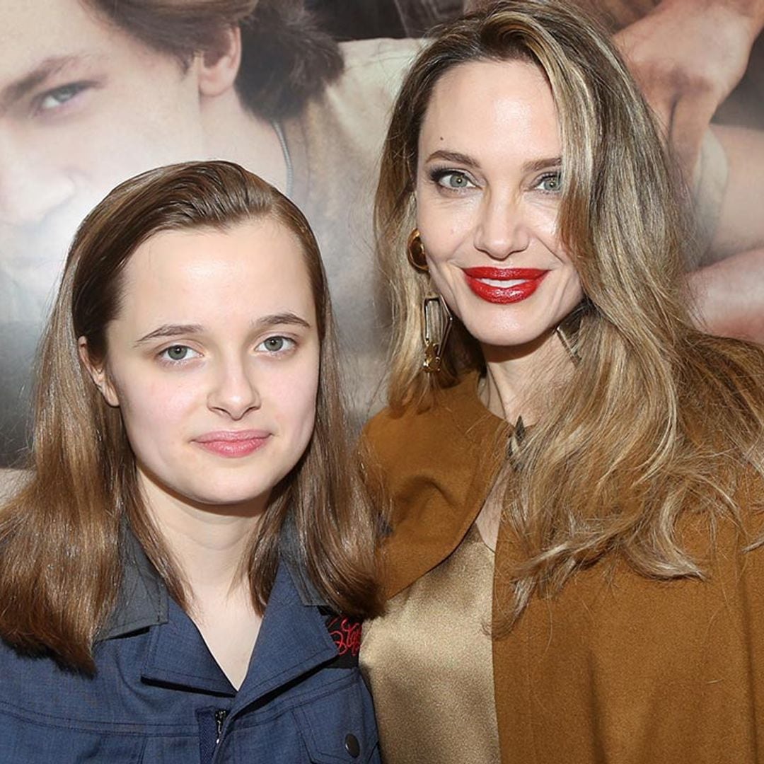 Angelina Jolie, feliz con sus hijos Pax y Vivienne en el estreno de su musical en Broadway