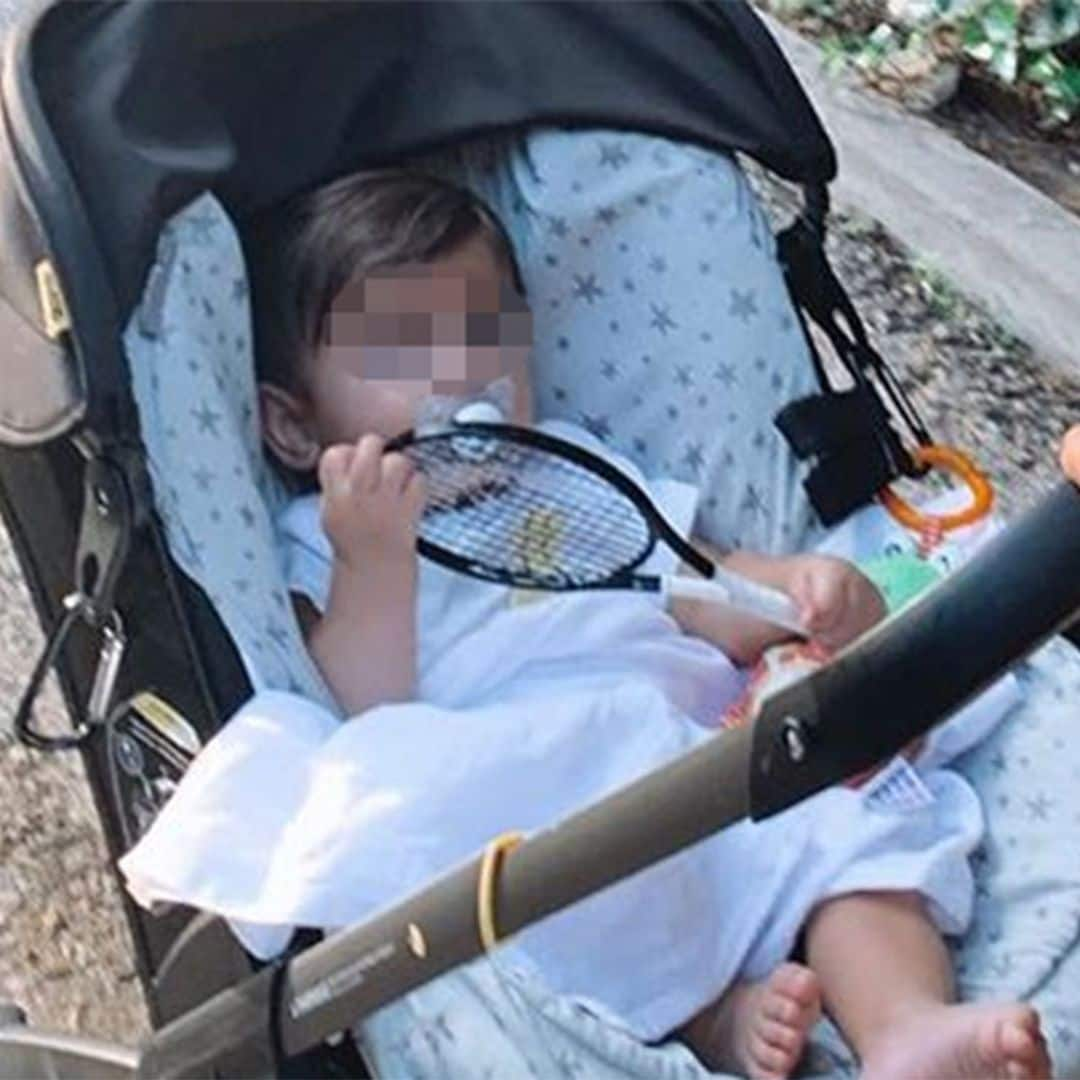 El hijo de Ana Boyer y Fernando Verdasco, de paseo con su tía y sin soltar la raqueta