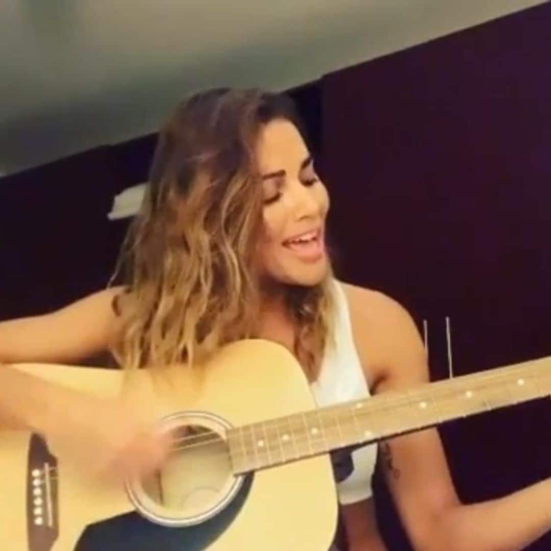 Del 'Amo a Laura' al rock melódico: Lara Álvarez se arranca con su guitarra desde Honduras